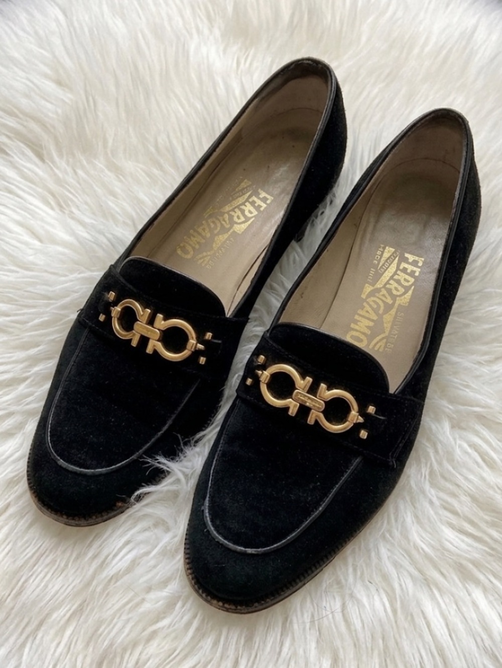 VINTAGE SALVATORE FERRAGAMO BLACK SUEDE LOAFERS 8.5 AAA NARROW FLATS